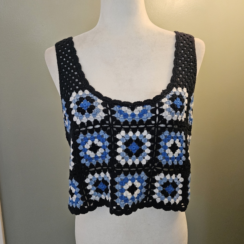 Sincerely Jules Women's Size Medium M Black, Blue, and White Crochet Crop Top